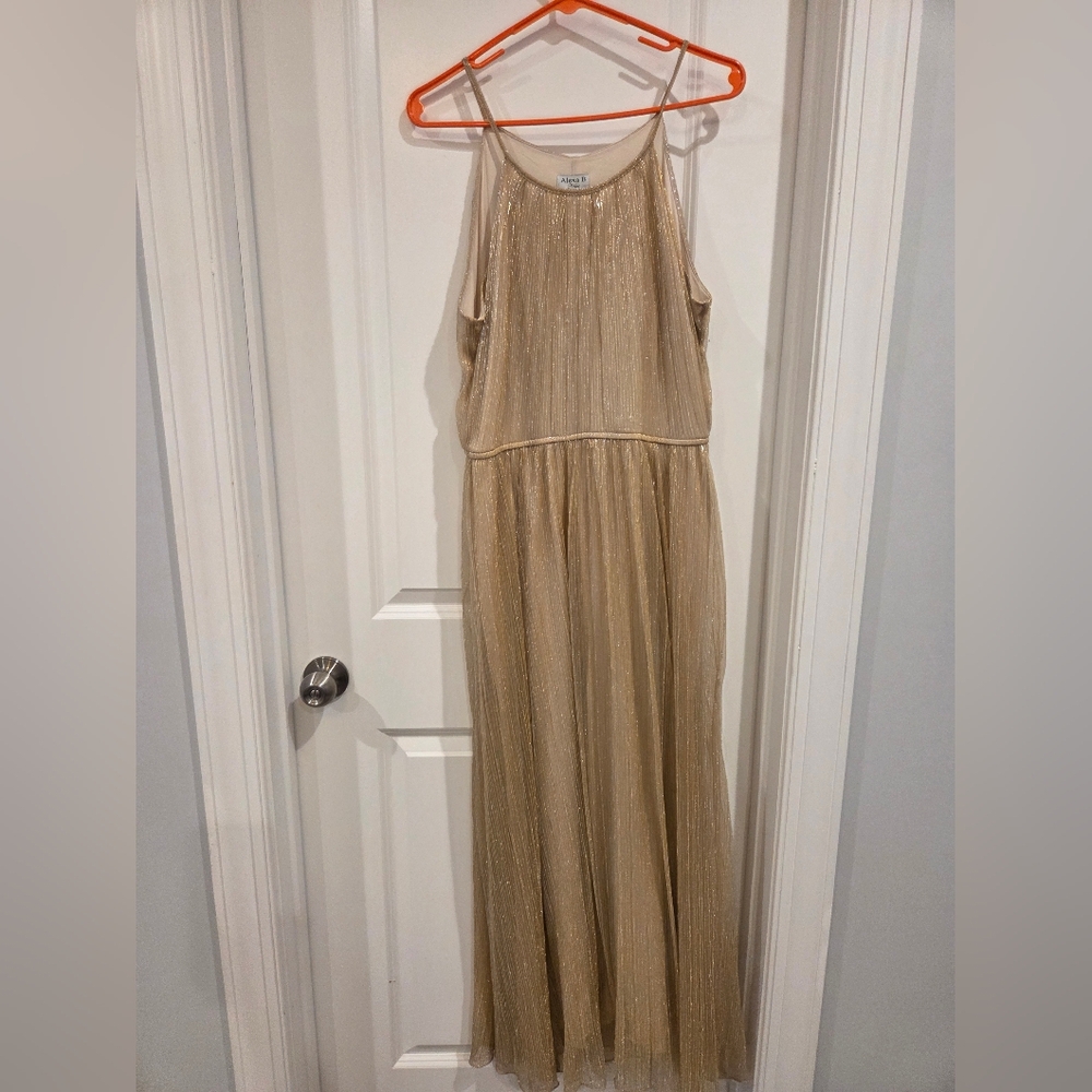 Elegant Gold Sleeveless Dress